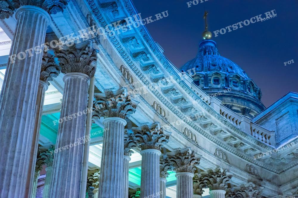 На фотографии —  вид на колоннаду Казанского собора в Санкт-Петербурге в тёмное время суток. Ночное освещение придает зданию мистическое сияние, а купол собора эффектно выделяется на фоне тёмного неба. Такой снимок может использоваться в изданиях о мировой архитектуре, для создания экспозиций, посвящённых культуре и искусству, или в качестве образовательного ресурса.
